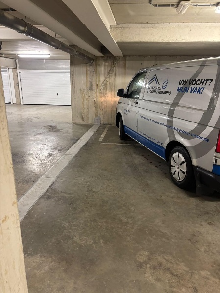 Afgewerkte dilatatievoeg in een parkeergarage