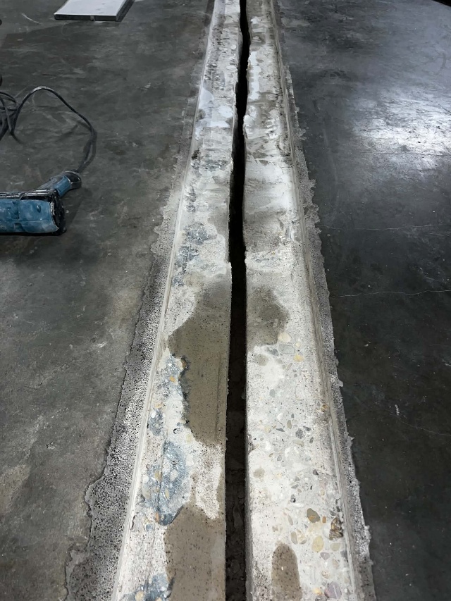 Betonranden van een dilatatievoeg na het verwijderen van oud materiaal
